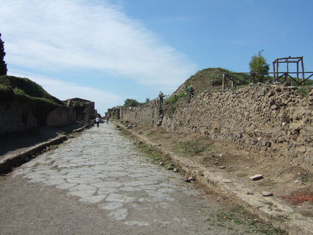 Via dell’Abbondanza, Pompeii. September 2005. Looking west along north side from III.7 on right.