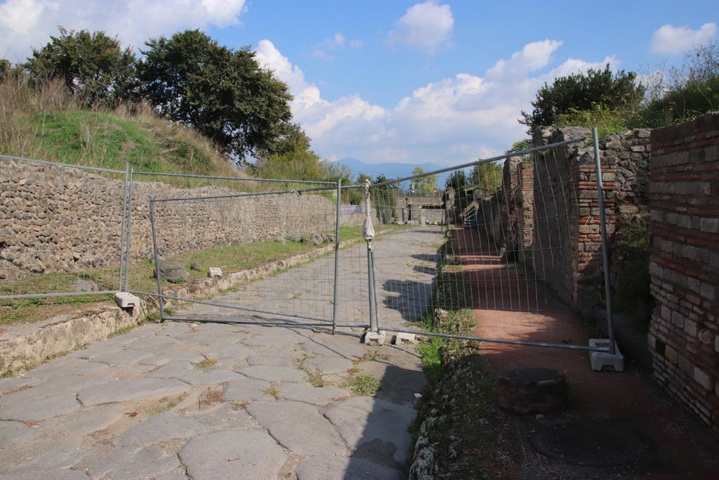 Via dell’Abbondanza, Pompeii. October 2022. Looking east between III.7, on left, and II.5, on right. Photo courtesy of Klaus Heese
