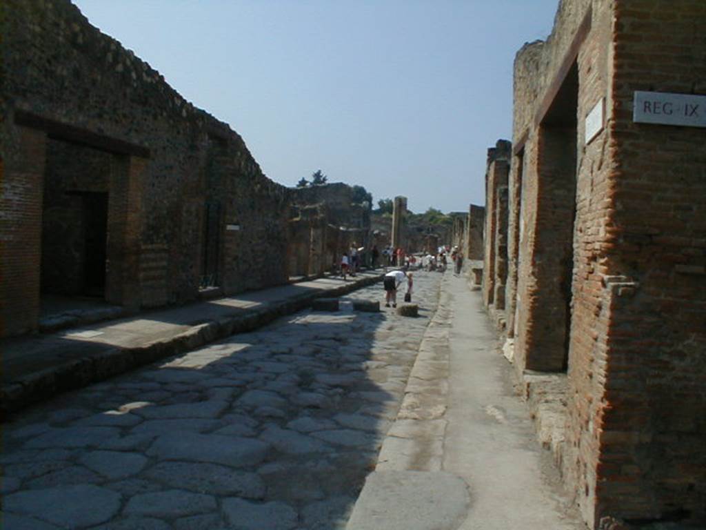 Via dell’ Abbondanza between I.4 and IX.1.  Looking west, from junction with Vicolo di Tesmo. September 2004.