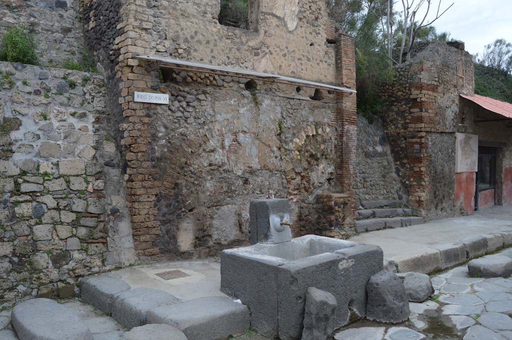 Via dell’ Abbondanza, north side. March 2018. 
Looking north-east towards fountain with street shrine and altar, at the rear, and IX.11.1 and IX.11.2, on right.
Foto Taylor Lauritsen, ERC Grant 681269 DÉCOR.

