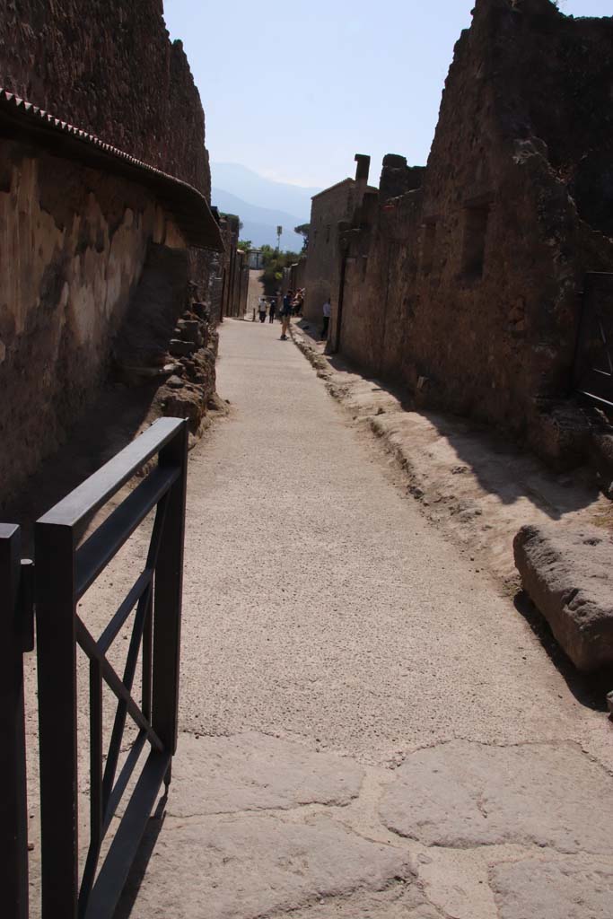 Via dell’Abbondanza, south side. September 2019. 
Looking south from junction with Vicolo dell’Efebo, between I.8 and I.7.
Photo courtesy of Klaus Heese.
