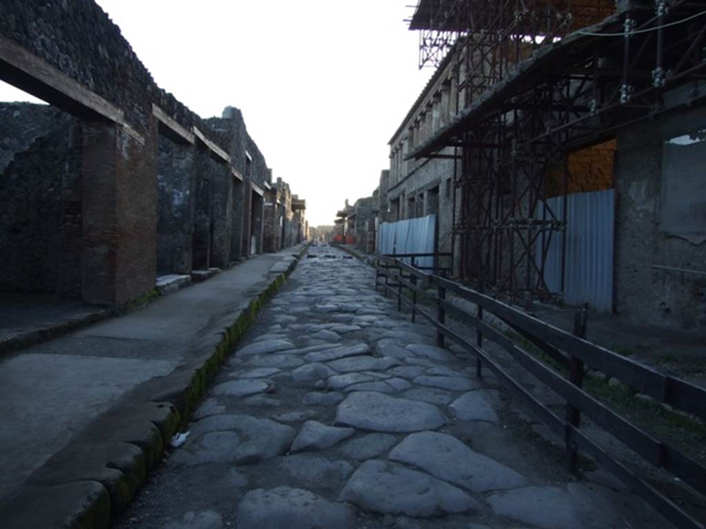 Via dell’Abbondanza between I.8 and IX.12. Looking west.  March 2009.