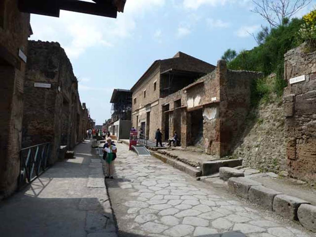 Via dell’Abbondanza, May 2010. Looking west from between I.11 and III.1. 