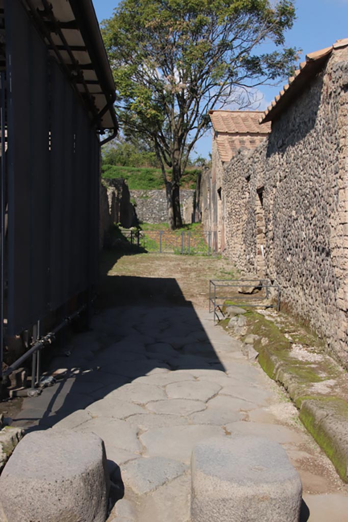 Vicolo di Ifigenia, Pompeii, with III.3, on left, and III.4, on right. October 2022. 
Looking north from junction with Via dell’Abbondanza. Photo courtesy of Klaus Heese
