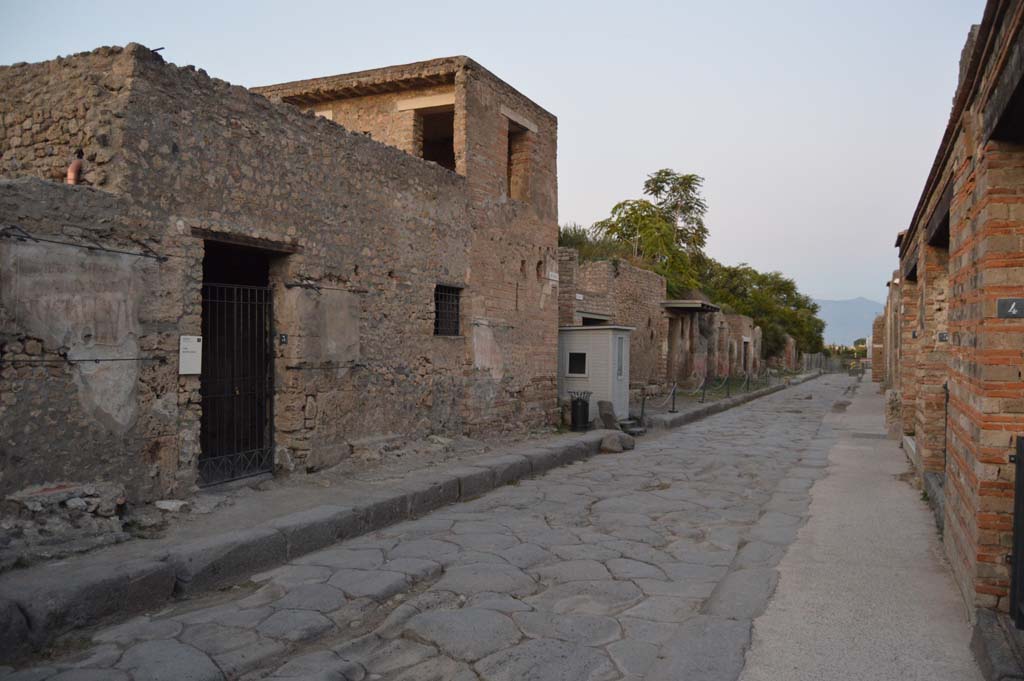 Via dell’Abbondanza, north side, Pompeii. October 2017. Looking east along insula III.4, from III.4.3, on left. 
Foto Taylor Lauritsen, ERC Grant 681269 DÉCOR.

