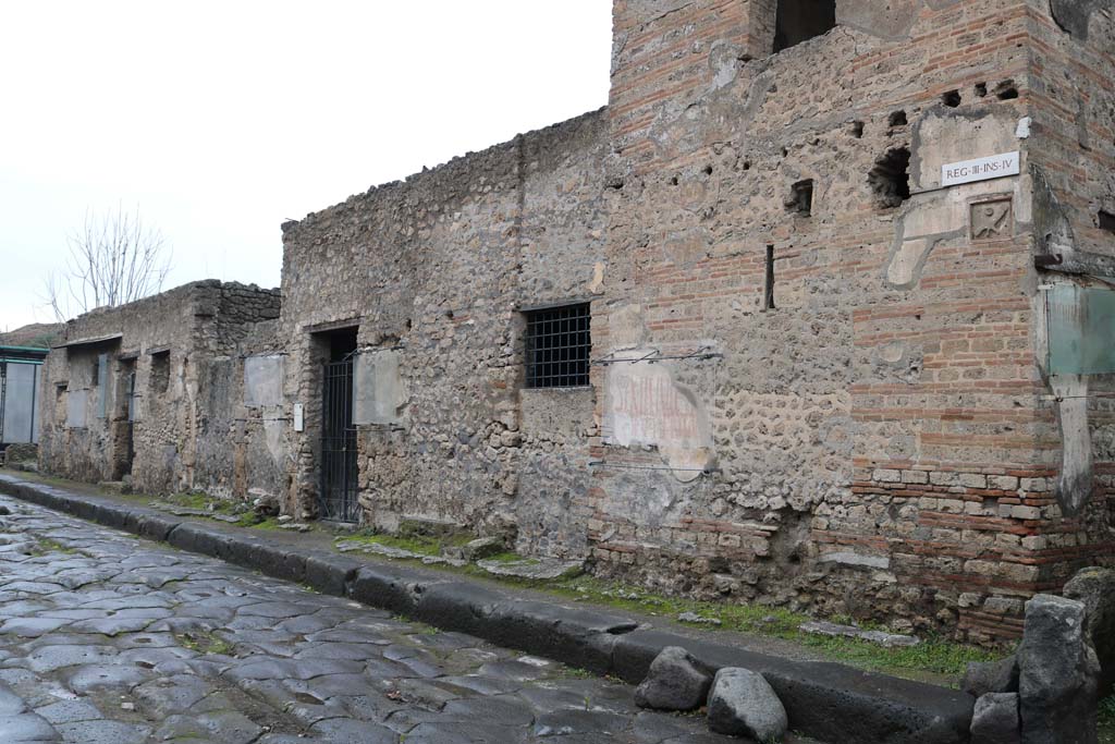 Via dell’Abbondanza, north side. December 2018. 
Looking west along insula III.4, from III.4.3 towards III.4.1, on left. Photo courtesy of Aude Durand.
