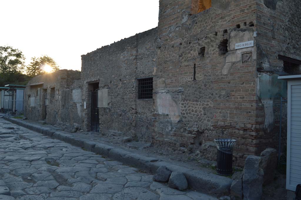 Via dell’Abbondanza, north side, Pompeii. October 2017. Looking west along insula III.4, from III.4.3, on right.
Foto Taylor Lauritsen, ERC Grant 681269 DÉCOR.
