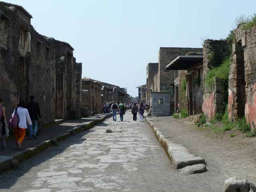 Via dell’Abbondanza. May 2010. Looking west between II.2 and III.5, from near unnamed vicolo on the north side.