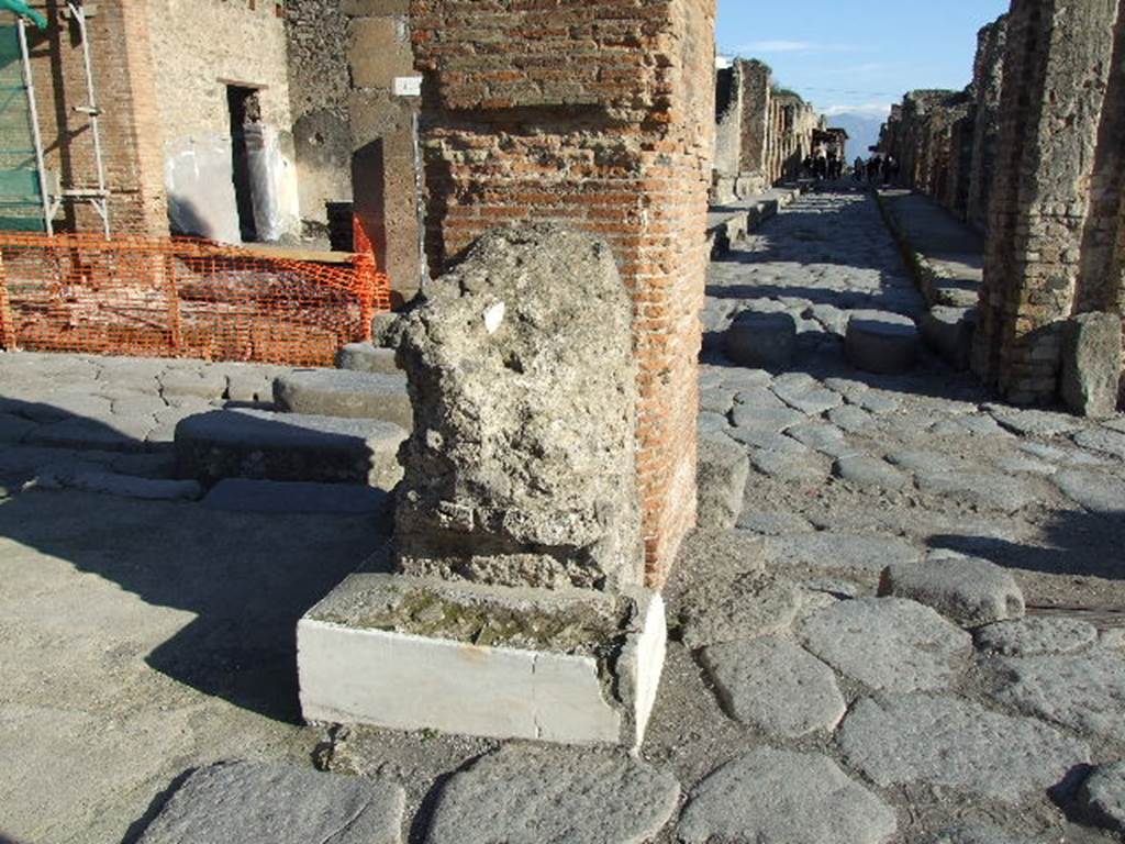 Via dell’Abbondanza. Looking east across junction with Via Stabiana, to the left (north) and right (south). December 2006.