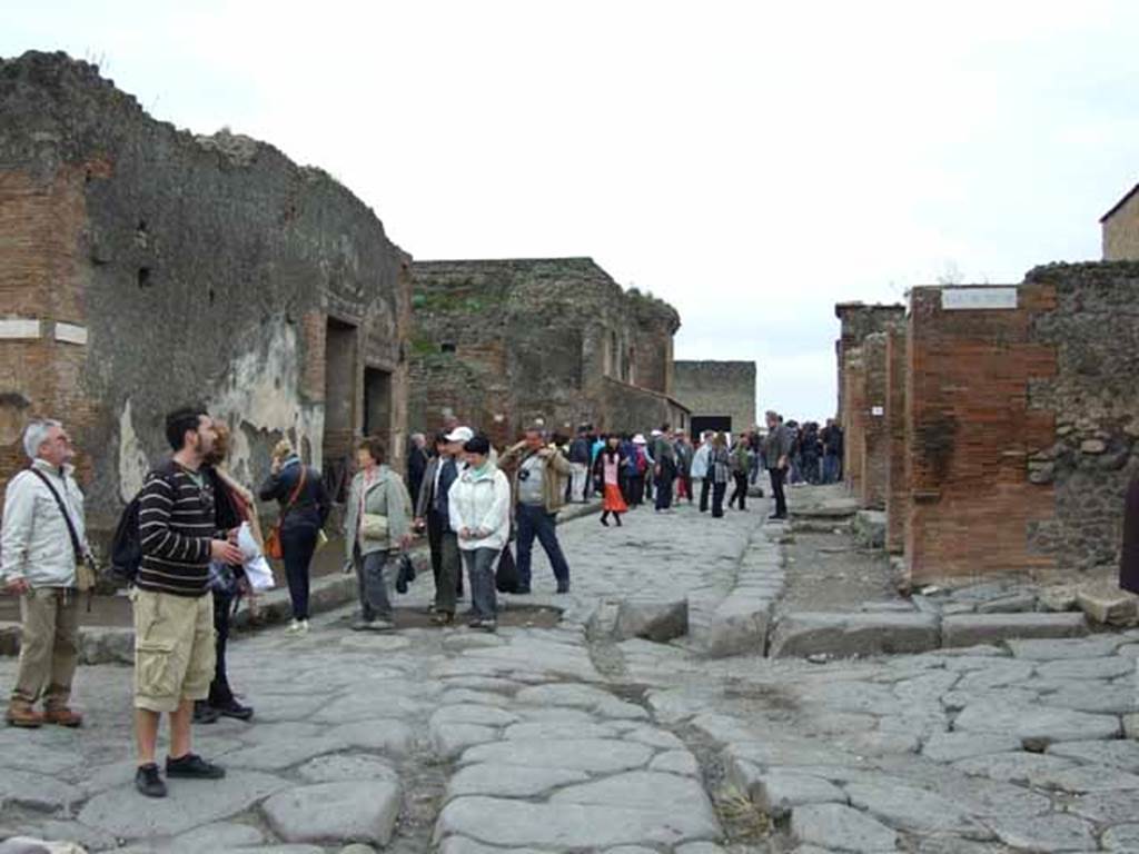 Via delle Terme.  May 2010.  Looking west between VII.5 and VI.8, from the junction with Via del Foro and Via Mercurio. Note the heavy wheel track wear on the road.

