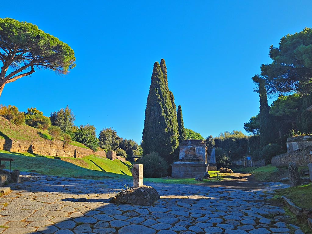 Via delle Tombe, Pompeii. October 2024. 
Looking east from Cippus towards City Walls, and Tombs on north-east and south-east side of Via delle Tombe.
Photo courtesy of Giuseppe Ciaramella.
