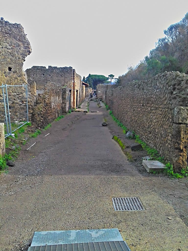 Via di Castricio between I.7 and I.19. 2017/2018/2019.
Looking east from junction with Vicolo di Paquius Proculus. Photo courtesy of Giuseppe Ciaramella.
