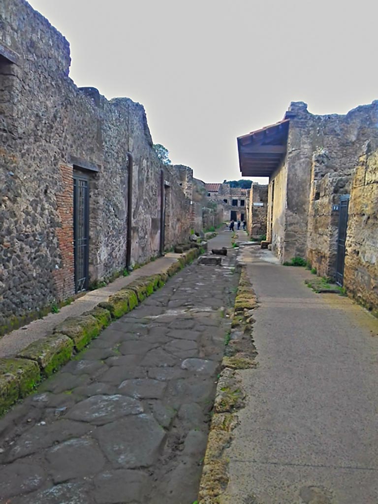 Via di Castricio, Pompeii. 2017/2018/2019. 
Looking west between I.17 and I.9, from I.9.12, on right. Photo courtesy of Giuseppe Ciaramella.
