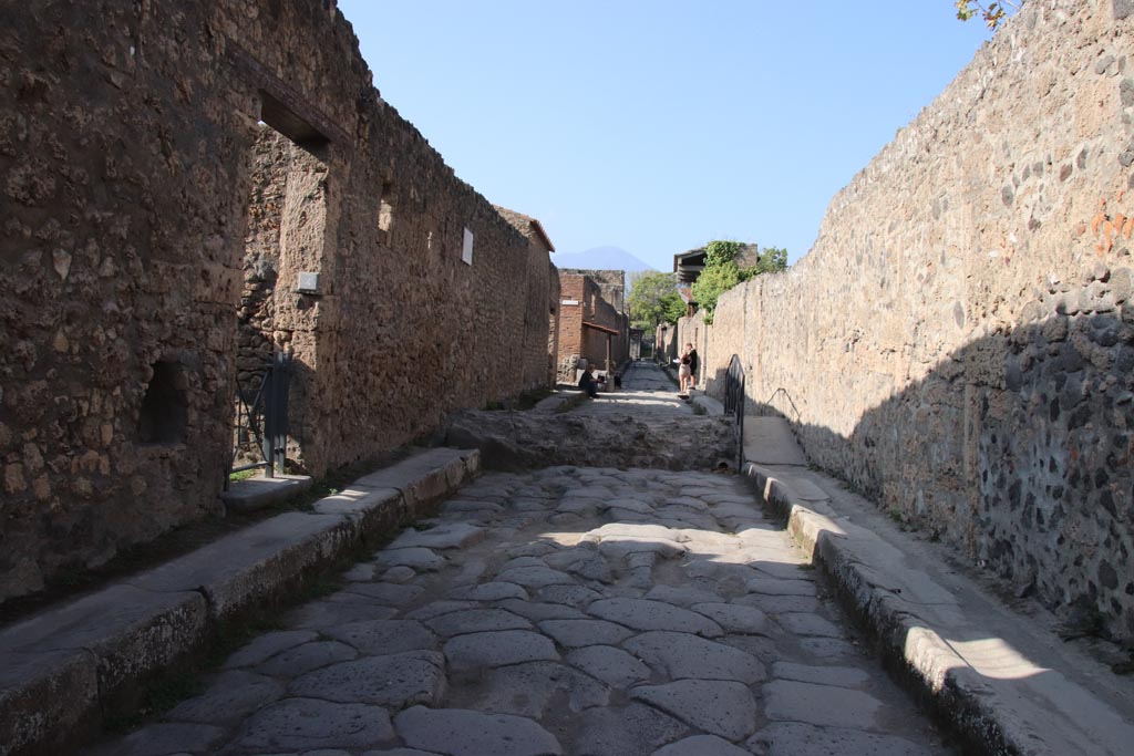 Via di Nocera, October 2023. Looking north between I.14 and II.9, and site of the Sarno Canal. Photo courtesy of Klaus Heese.