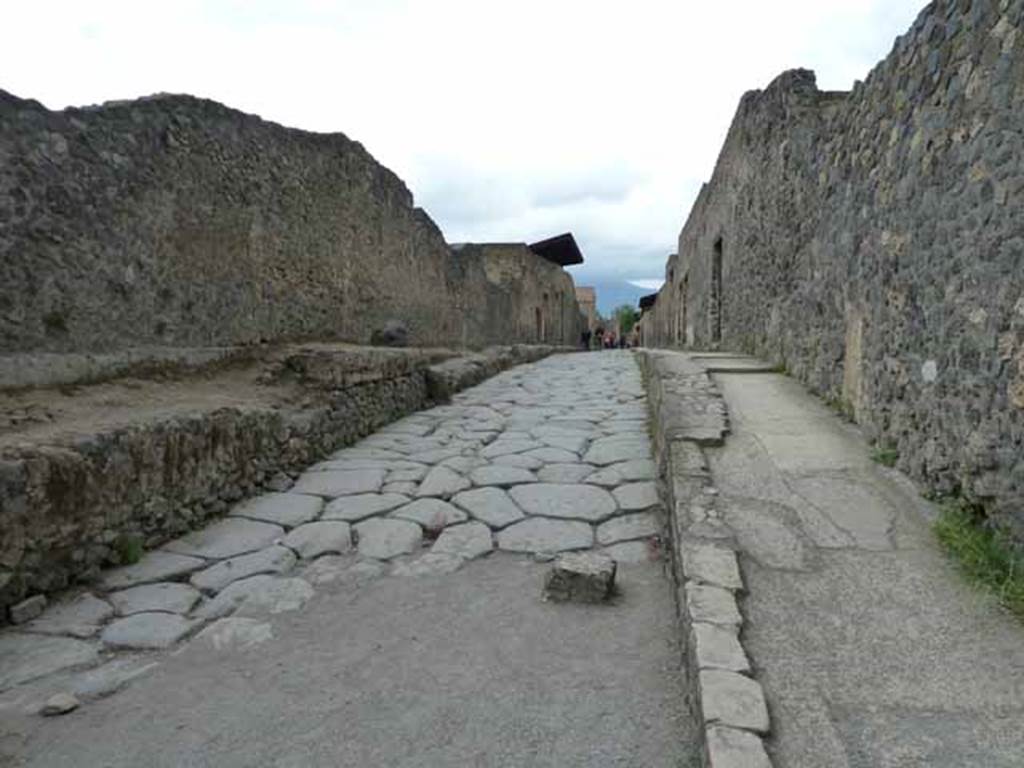 Via di Nocera, May 2010. Looking north between I.20 and II.8, from near Porta Nocera.