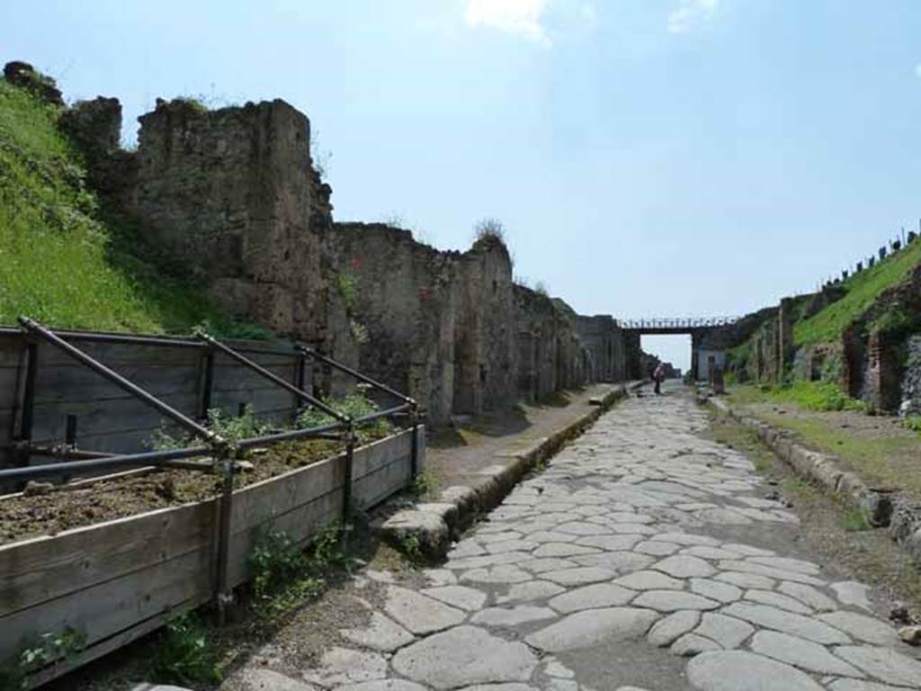 Via di Nola, May 2010.  Looking west between III.8 and IV.2, from unexcavated vicolo.