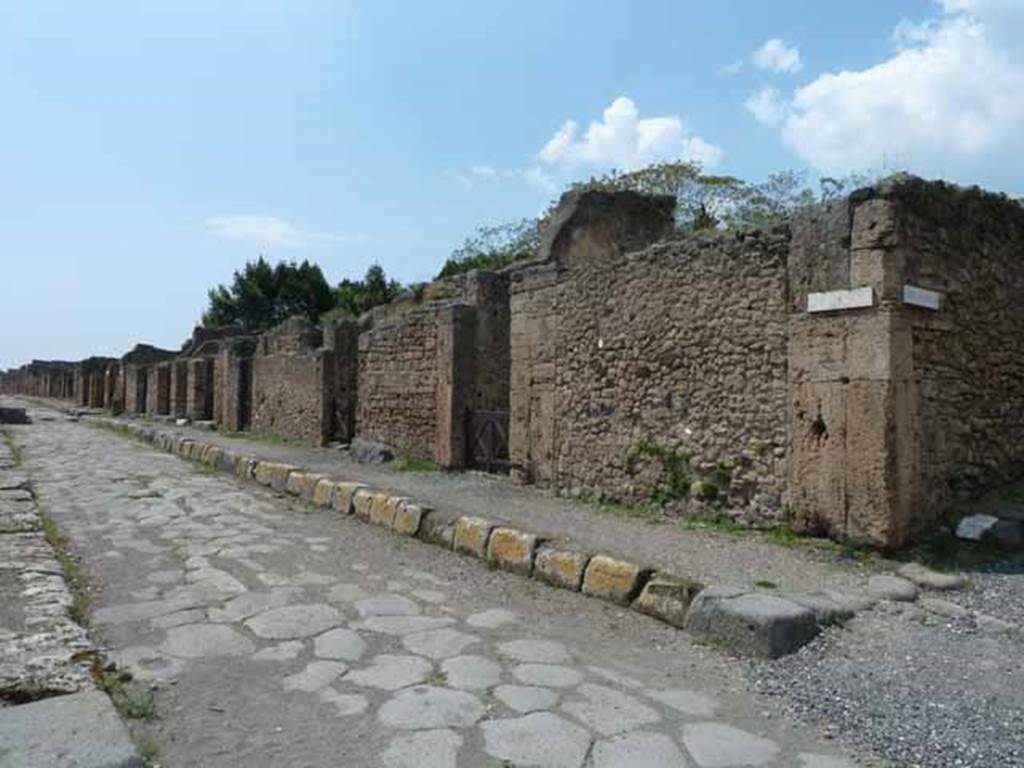 Via di Nola, north side, May 2010.  Looking west along V.3, from near V.3.8 and junction with Vicolo di Lucrezio Frontone.