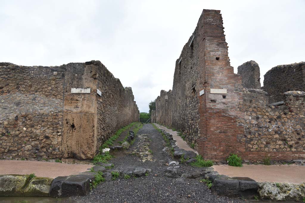 Vicolo di Lucrezio Frontone, Pompeii. March 2018. Looking north between V.3, on left, and V.4, on right, from junction with Via di Nola.
Foto Annette Haug, ERC Grant 681269 DÉCOR.
