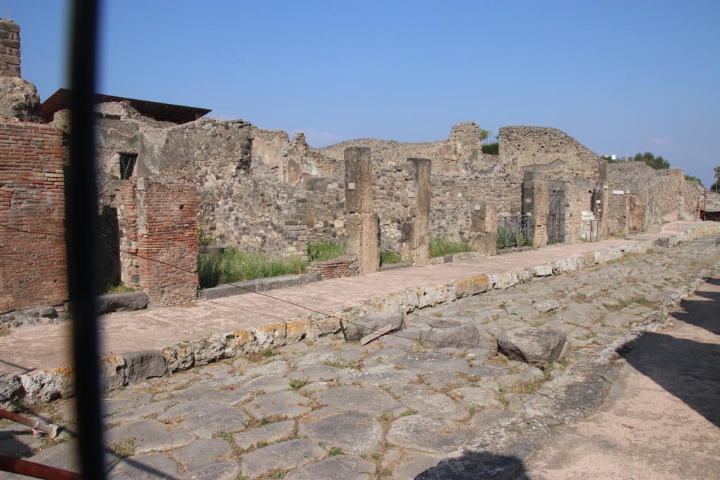 Via di Nola, north side, Pompeii. October 2023. Looking east from V.4.1 towards V.4.7. Photo courtesy of Klaus Heese.