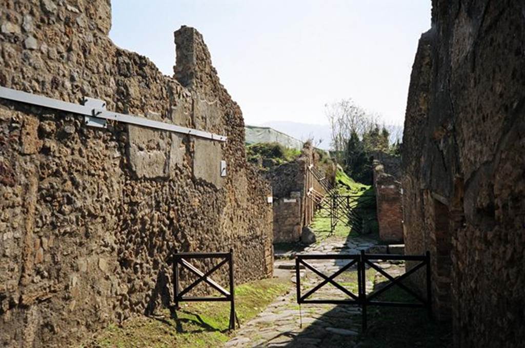 Vicolo dei Gladiatori. Looking south across crossroads on Via di Nola to unnamed vicolo. October 2009. Photo courtesy of Rick Bauer.