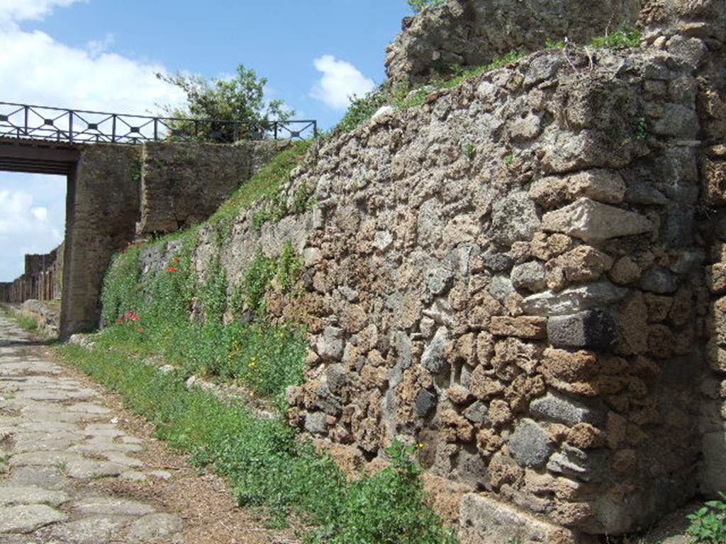 Via di Nola. North side at IV.1. Looking west to modern bridge which blocks the unnamed vicolo to the north and to the south. May 2006.