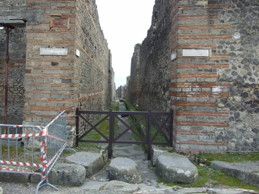 Via di Nola.  Looking south into Vicolo di Tesmo between IX.5 and IX.4. March 2009.