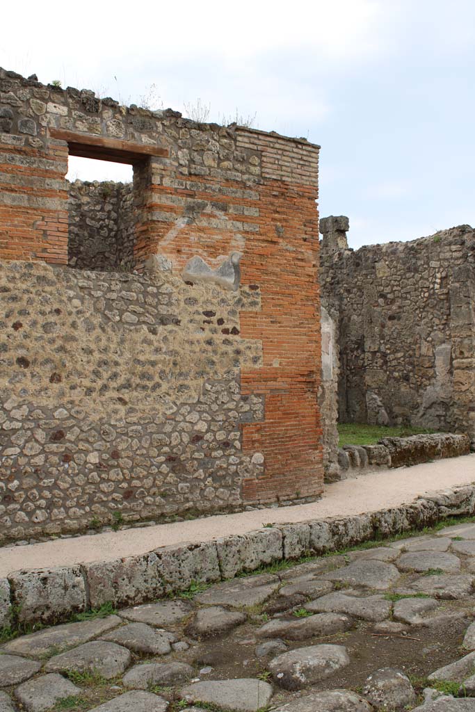 Via di Nola, south side, Pompeii. May 2019. 
Looking towards IX.5.10, on right, and front façade of IX.5.11, on left.
Foto Christian Beck, ERC Grant 681269 DÉCOR.
