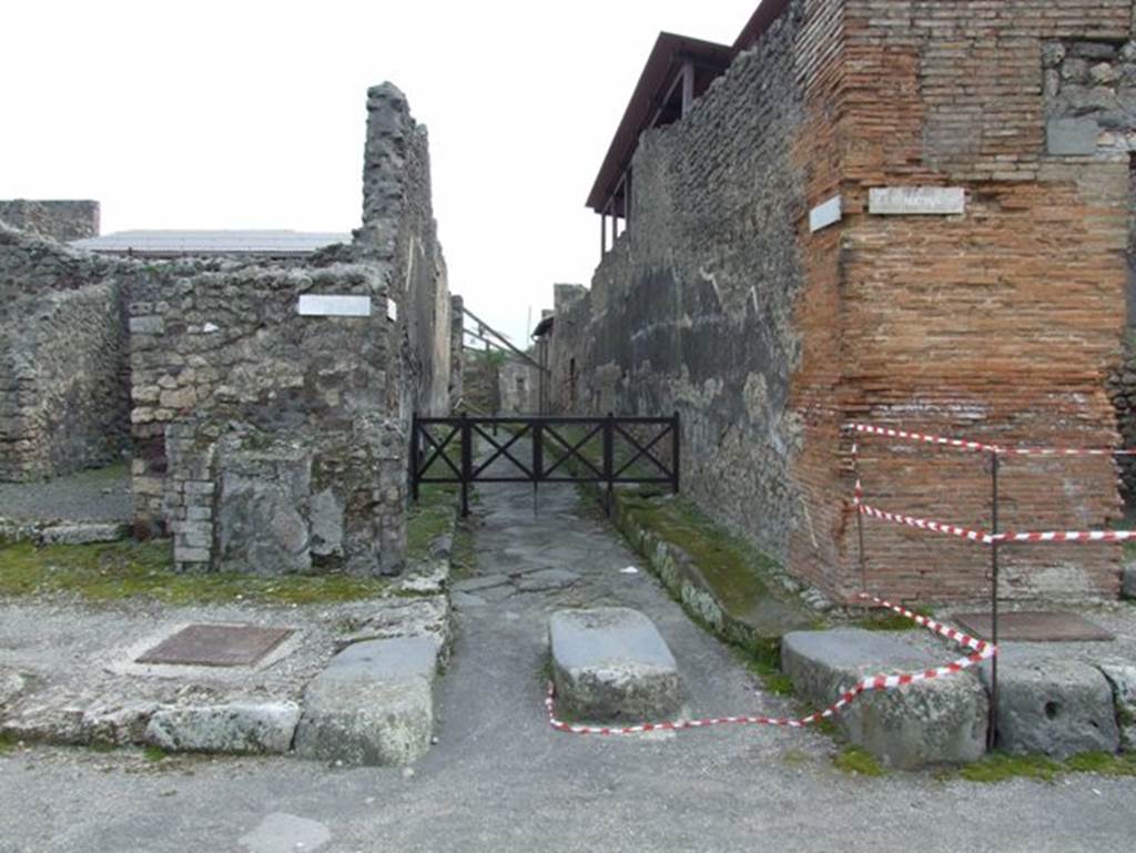 Via di Nola between IX.8 and IX.5.  Looking south from junction with Vicolo del Centenario. March 2009.