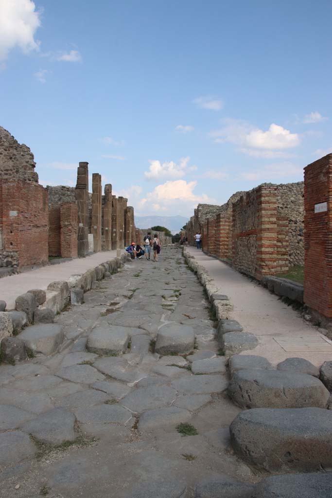 Via di Nola, September 2017. 
Looking east between V.1 and IX.4, from near junction with Via Stabiana.
Photo courtesy of Klaus Heese.
