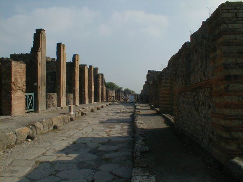 Via di Nola between V.1 and IX.4 . Looking east from crossroads. September 2004.