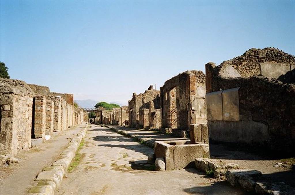 Via di Nola between V.3 and IX.8.  Looking east from junction. October 2009. Photo courtesy of Rick Bauer.