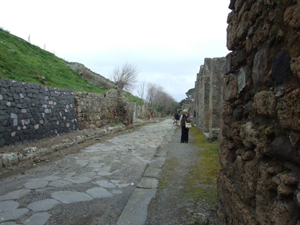 Via di Nola between IV.1 and IX.14. March 2009. Looking east from IX.14.1. .