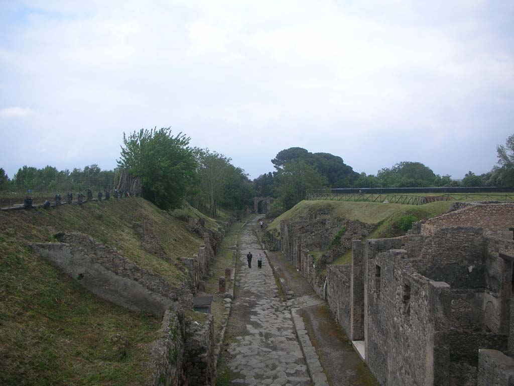 Via di Nola, Pompeii. May 2010. Looking east between IV.1 and IX.14. Photo courtesy of Ivo van der Graaff.