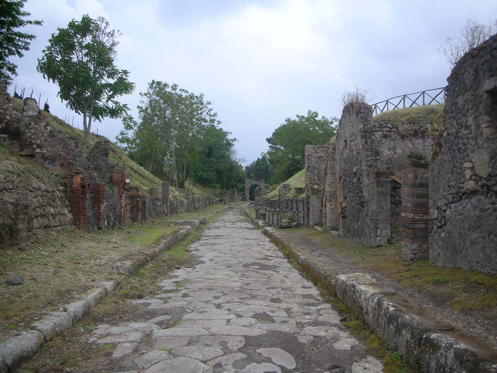 Via di Nola, Pompeii. May 2010. Looking east between IV.2 and III.8, and towards Nola Gate. Photo courtesy of Ivo van der Graaff.