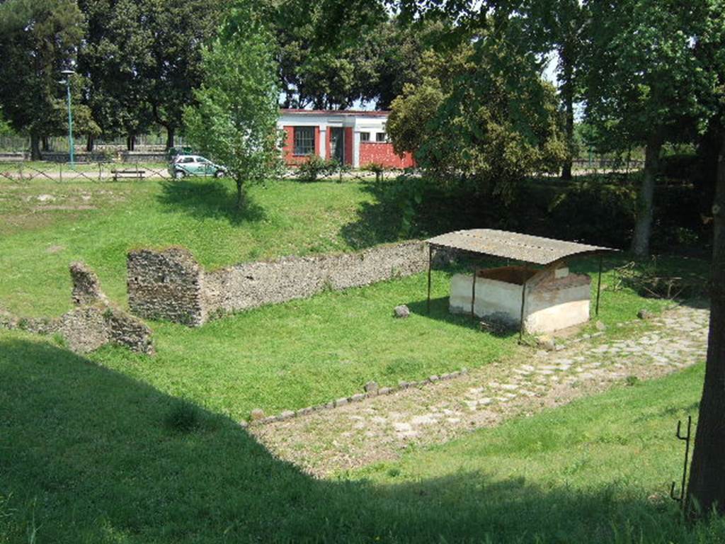 Ancient road outside city walls, looking east. May 2006. Road leading north from Via di Nola.