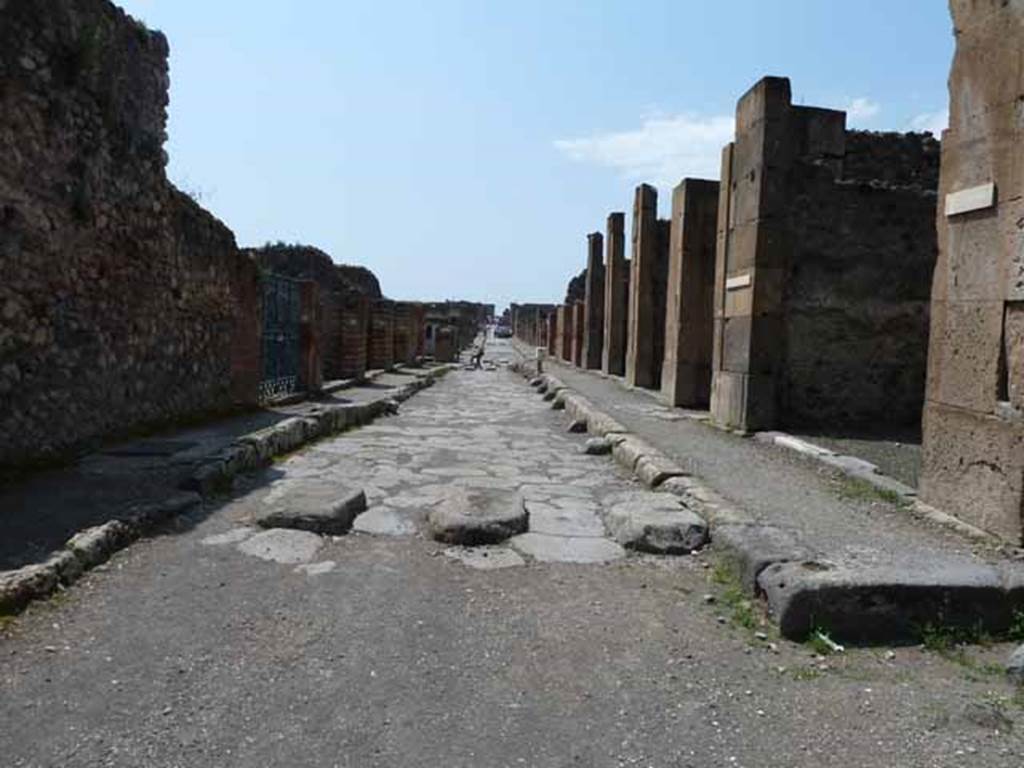 Via di Nola, May 2010. Looking west between IX.4 and V.1, from junction with Vicolo di Cecilio Giocondo,