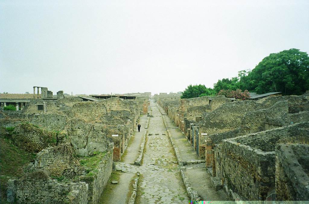 Via di Nola, May 2010. Looking west, between IX.10 and V.5.