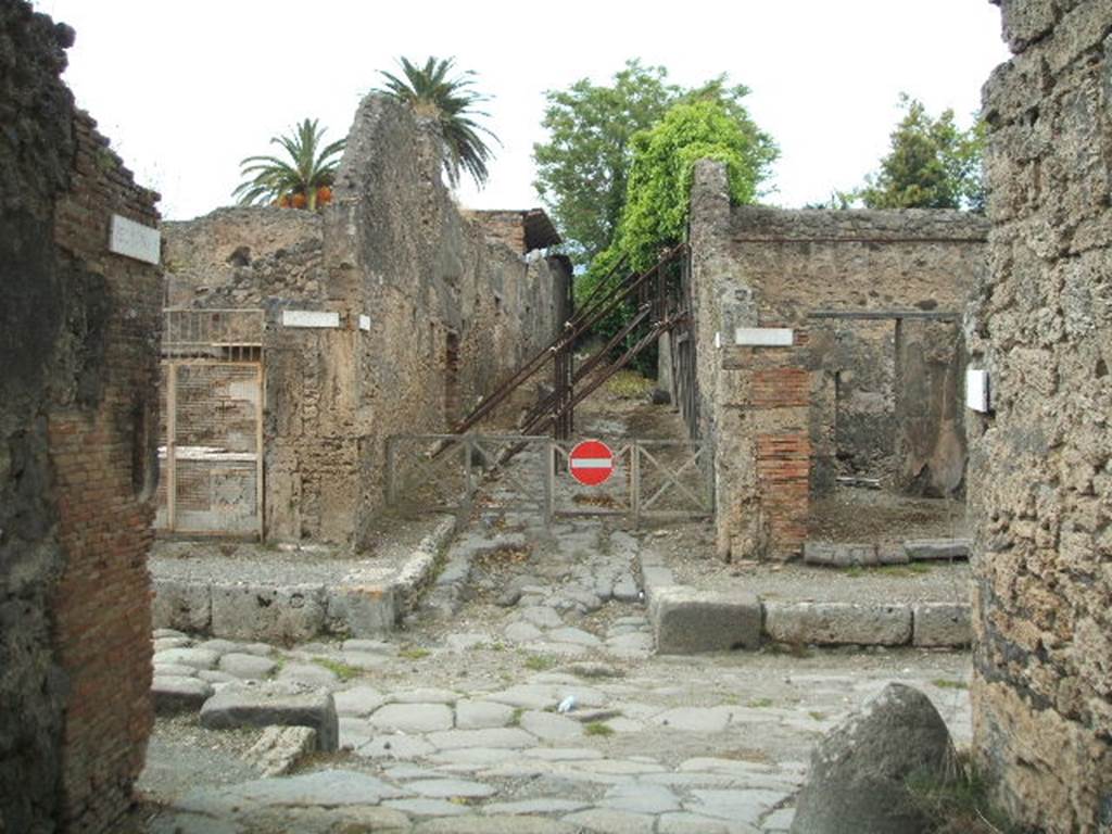 Vicolo dei Gladiatori. Looking north across junction with Via di Nola.  May 2005.