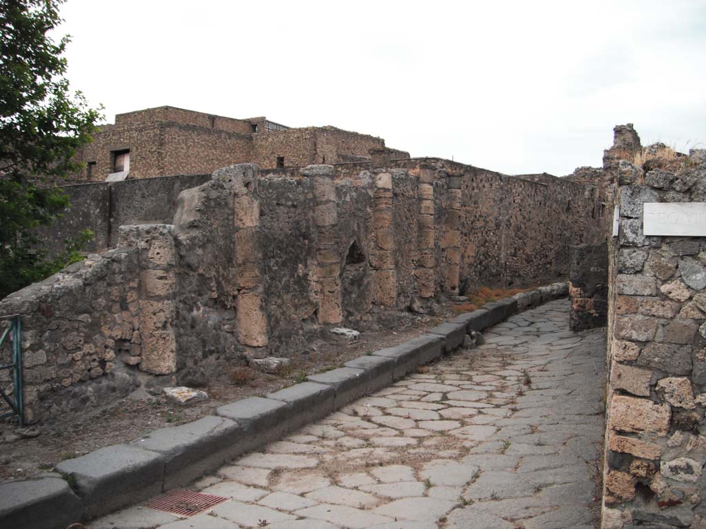 Vicolo dei Soprastanti, Pompeii. June 2012. 
Looking east between VII.16, on left, and VII.15, on right, from junction with Vicolo del Gigante. Photo courtesy of Ivo van der Graaff.

