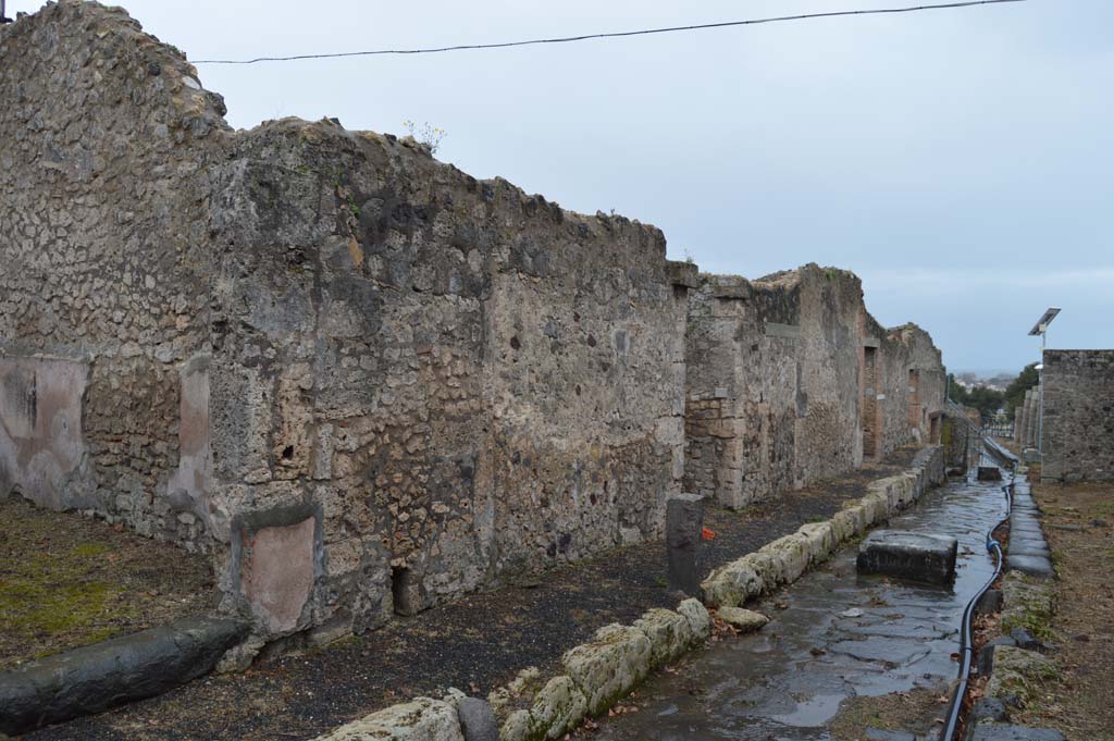 Vicolo dei Soprastanti, Pompeii. March 2018. Looking west along south side, from VII.15.12, on left.
Foto Taylor Lauritsen, ERC Grant 681269 DÉCOR.
