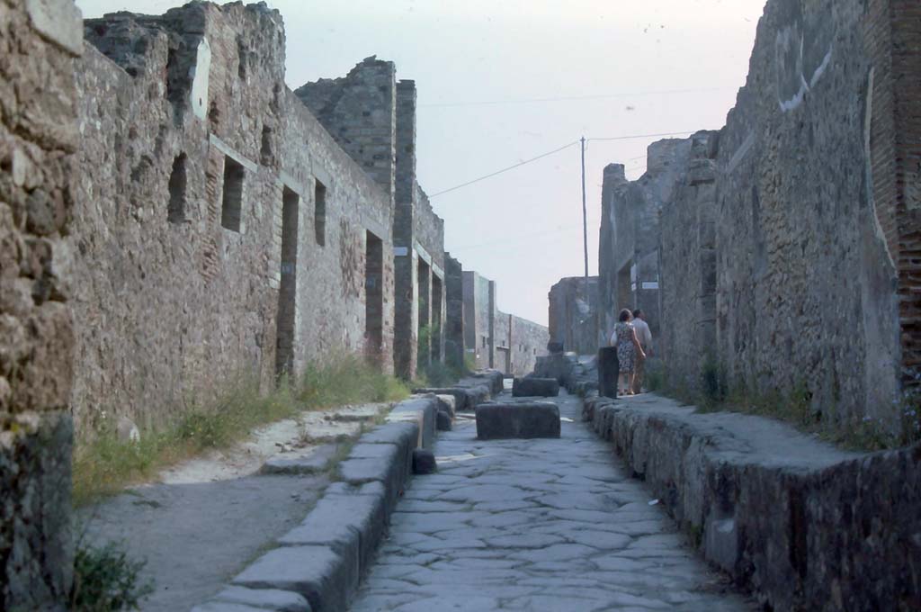 Vicolo dei Soprastanti, Pompeii. August 1976. Looking east, VII.16.16/17 on left followed by junction with Vicolo del Farmacists. 
VII.15.12, followed by VII.15.11 and Vicolo del Gallo, on right. Photo courtesy of Rick Bauer, from Dr George Fay’s slides collection.

