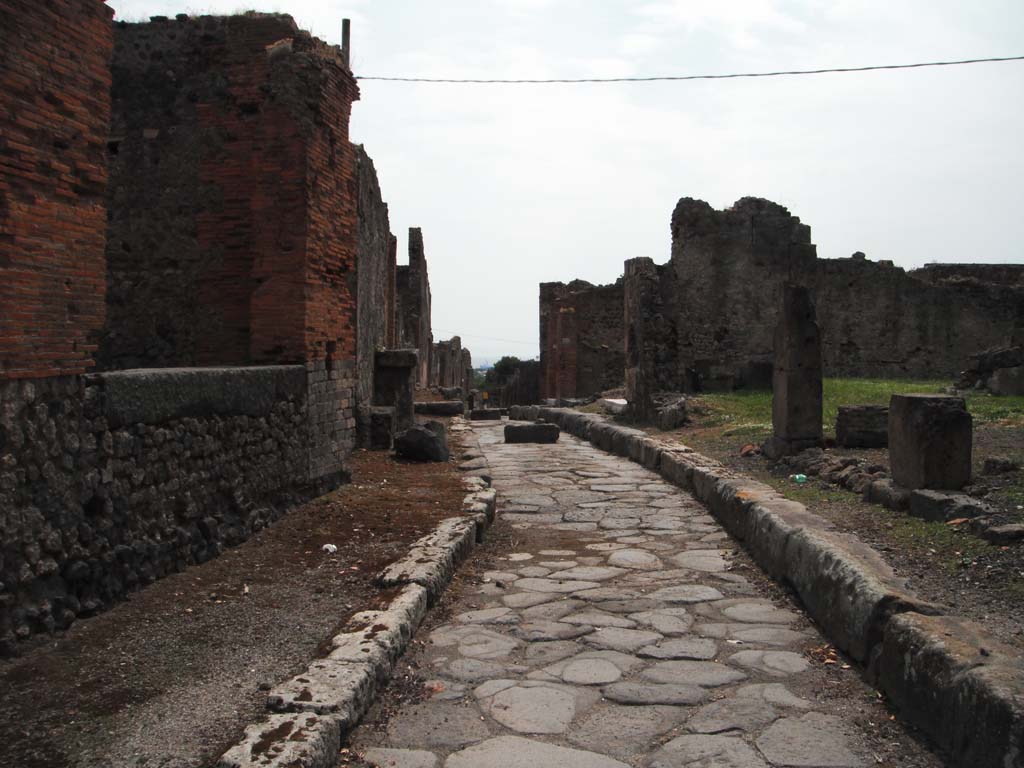 Vicolo dei Soprastanti, Pompeii. May 2011. 
Looking west between VII.7, on left, and VII.6, on right. Photo courtesy of Ivo van der Graaff.
