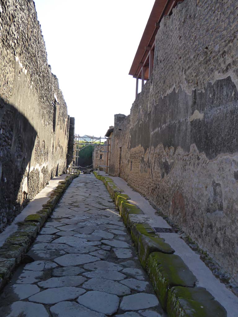 Vicolo del Centenario, Pompeii. September 2015. Looking south between IX.8 and IX.5.
Foto Annette Haug, ERC Grant 681269 DÉCOR

