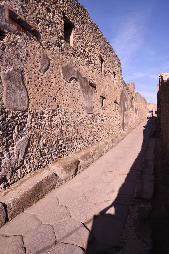 Vicolo del Citarista, west side, Pompeii. October 2019. Looking north.
Foto Tobias Busen, ERC Grant 681269 DÉCOR.
