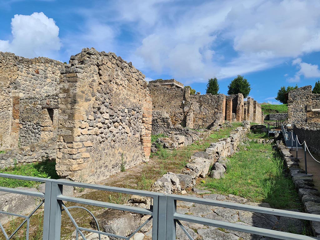 Vicolo del Conciapelle between I.2 and I.1, Pompeii. October 2024. Looking east. Photo courtesy of Klaus Heese.