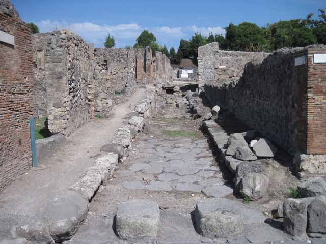 Vicolo del Conciapelle between I.2 and I.1. Looking east from the junction on the Via Stabiana. March 2009.