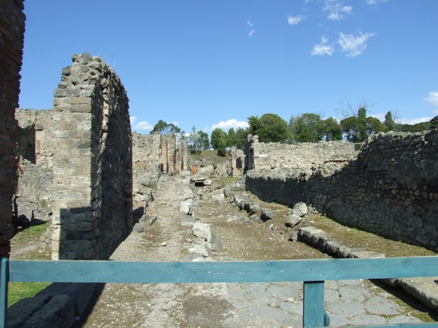 Vicolo del Conciapelle. September 2010. Looking east from the junction on the Via Stabiana. Photo courtesy of Drew Baker.