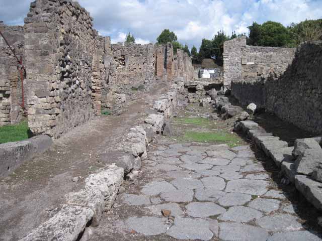 Vicolo del Conciapelle, Pompeii. August 2023.
Looking north-west towards junction with Via Stabiana, on left, with entrance doorway to I.2.29, centre right, with I.2.28 on right. 
Photo courtesy of Maribel Velasco.
