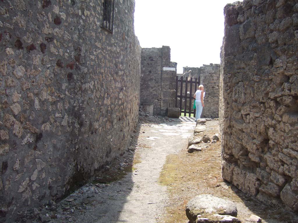 Vicolo del Gallo between VII.7 and VII.15. September 2005. Looking south towards narrow corner. 