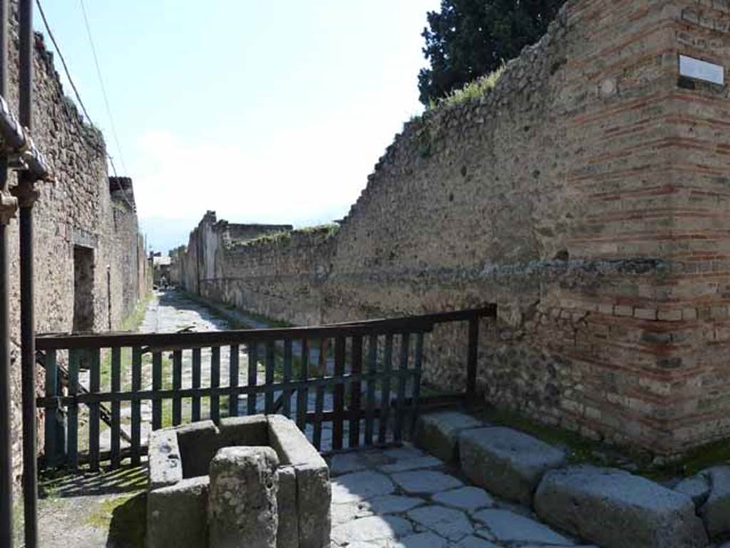 Vicolo del Labirinto, west side. May 2010. Looking south between VI.13 and VI.12, from Vicolo di Mercurio.